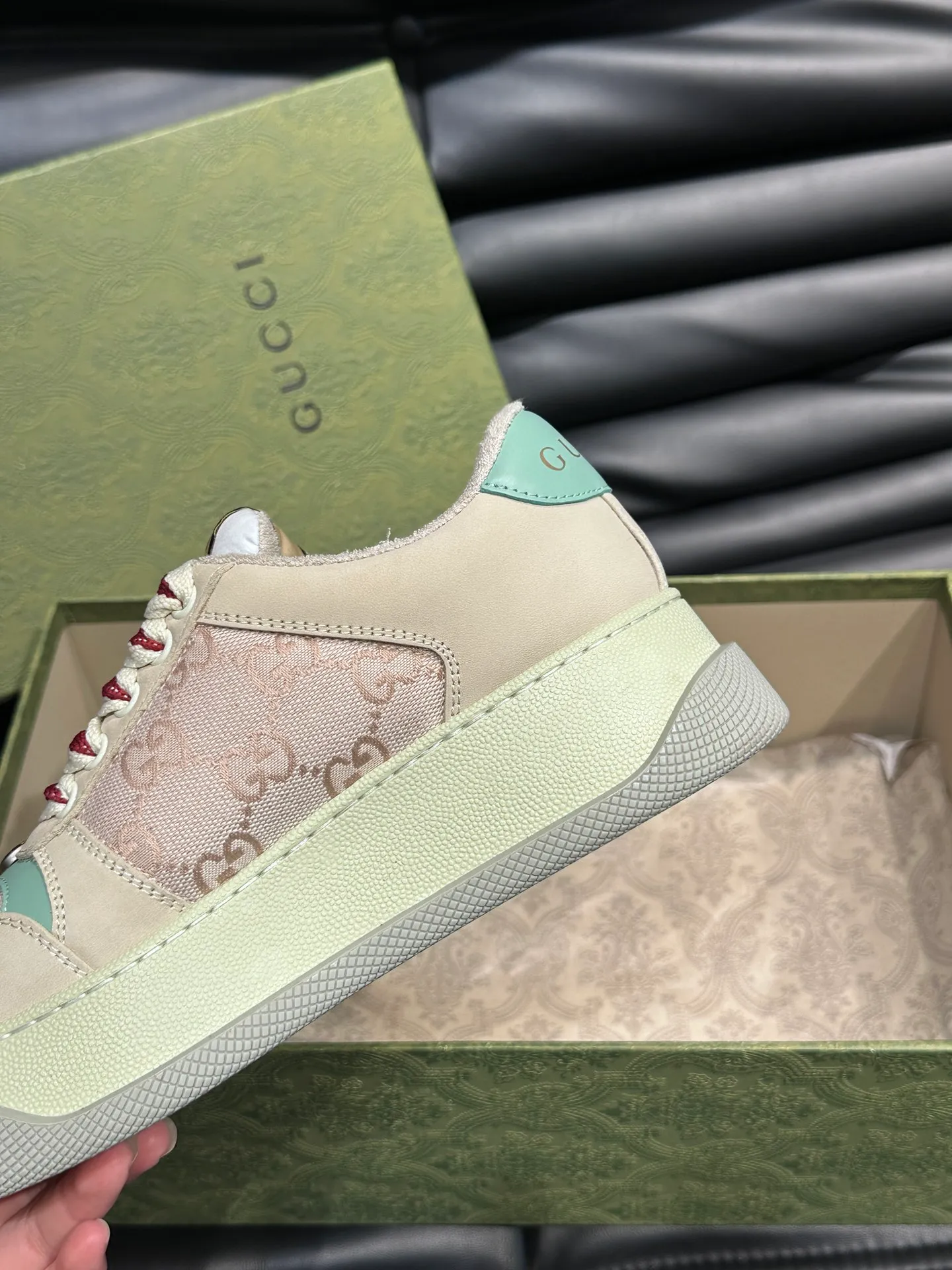 Men's men's shoes 💰p480 "GUCC*" Screener series 👫 Couple style GG thick-soled sneakers, the Screener series is inspired by the classic sneakers of the 1970s, cleverly incorporating the retro Gucci logo, two-color waterproof platform soles, and 5CM thick soles to enhance the aura, conveying the new design concept that a single product should be permanently accompanied by the passage of time, creating a retro distressed effect, decorated with metal double G oval enamel details! High-quality, versatile classic items, highly recommended. Size female 35-39, male 38-44